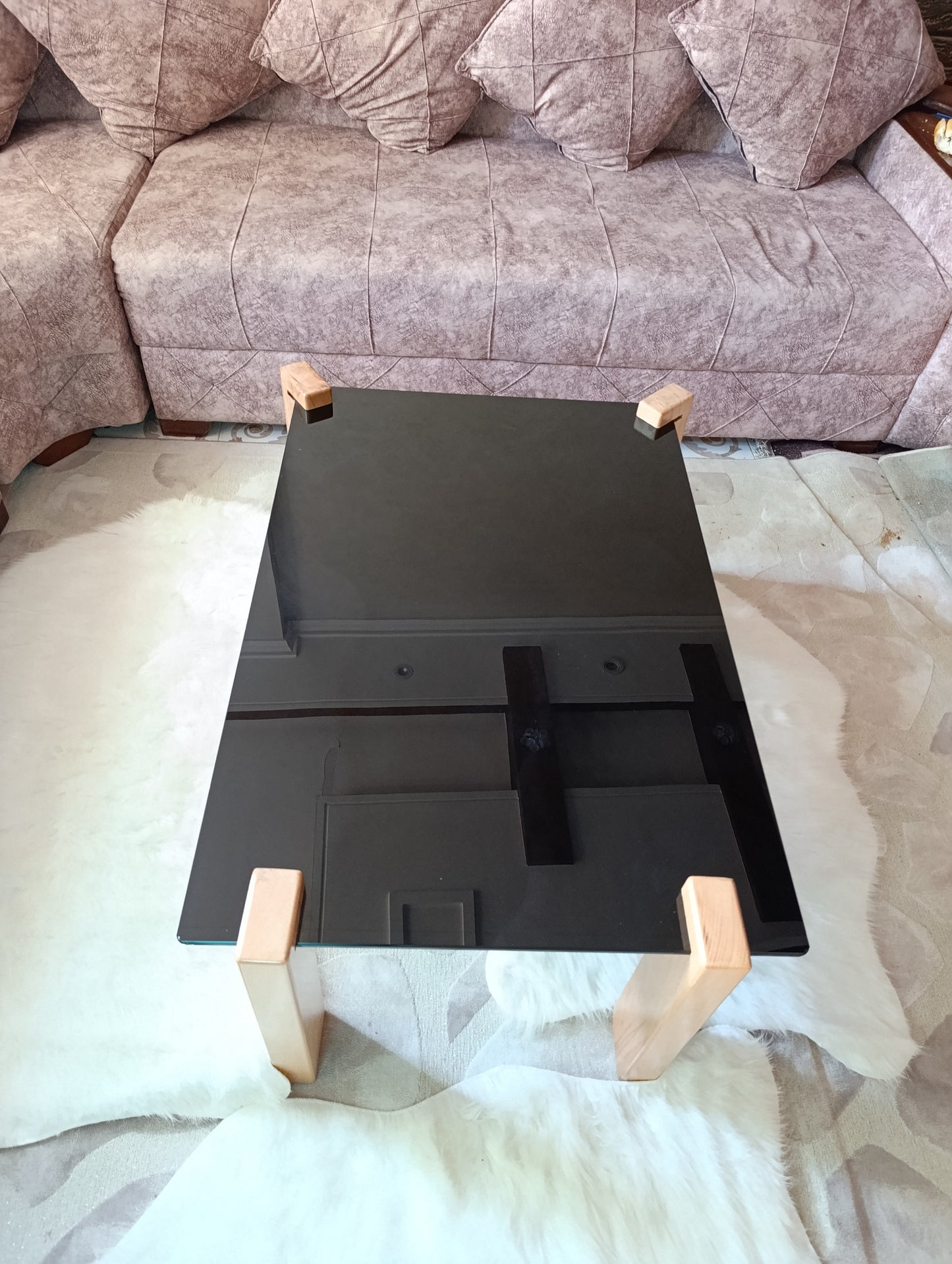 Hatre أناقة الأسود – طاولة زجاجية بأرجل خشبية راقية من