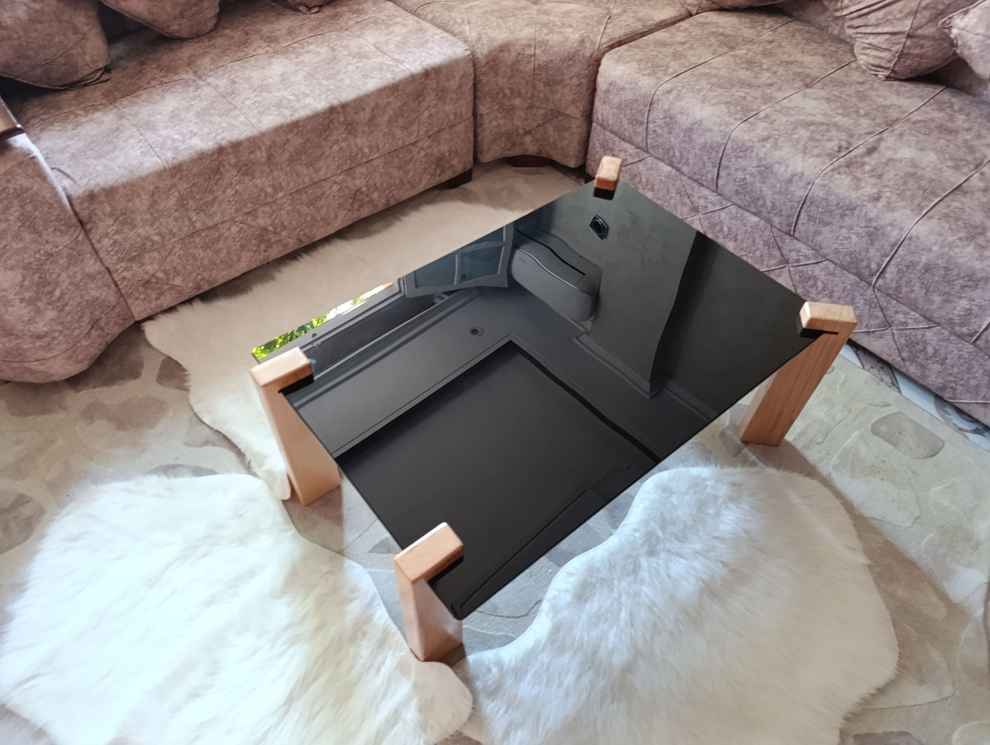 Hatre أناقة الأسود – طاولة زجاجية بأرجل خشبية راقية من