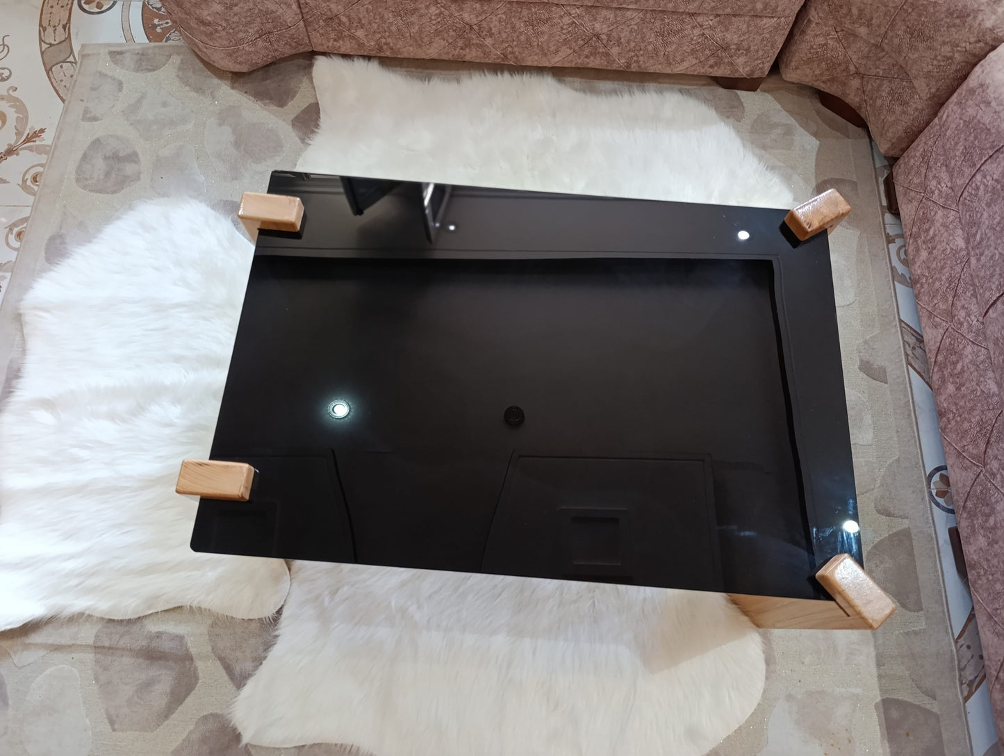 Hatre أناقة الأسود – طاولة زجاجية بأرجل خشبية راقية من