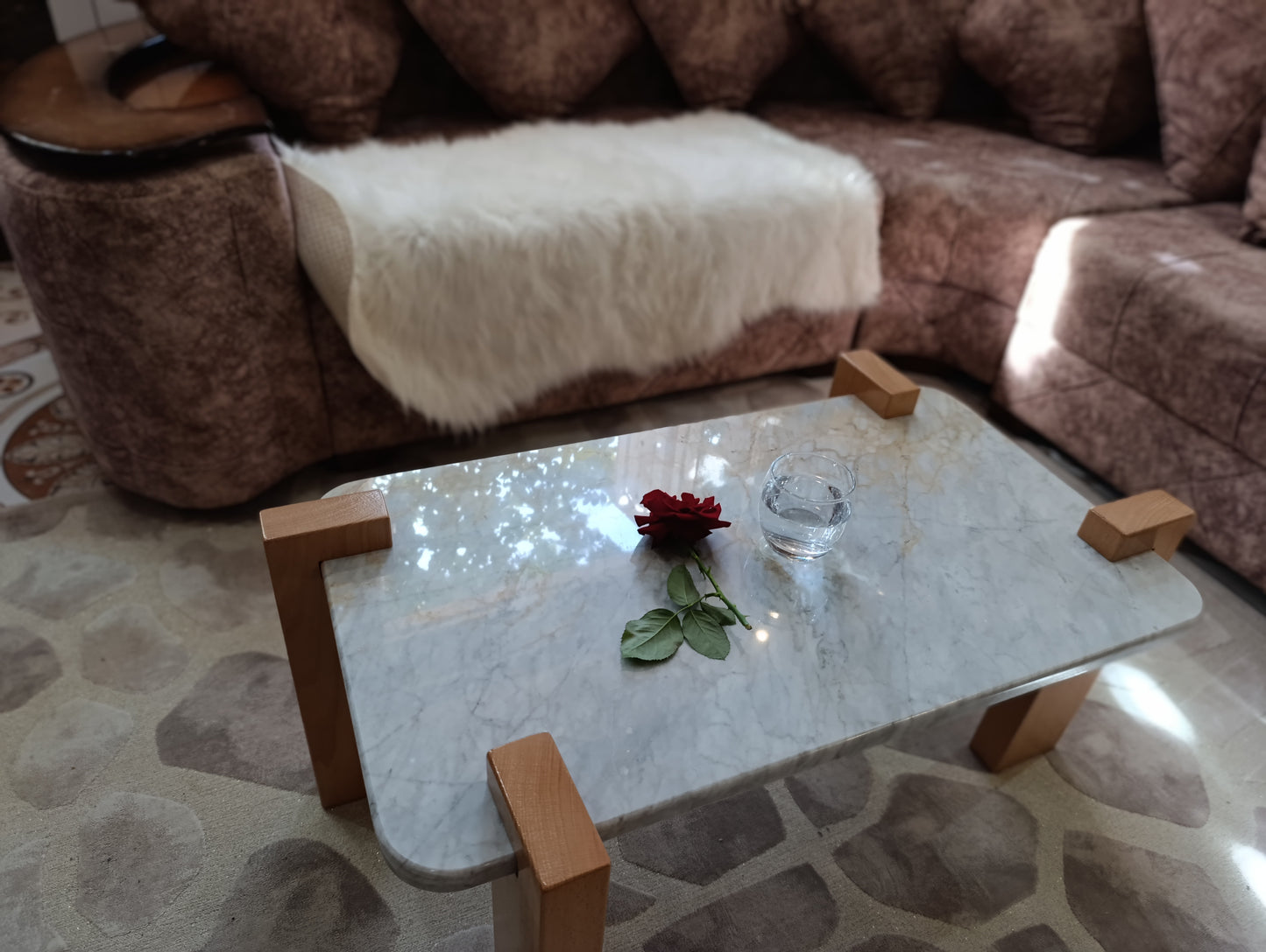 طاولة فخمة من الرخام الإيطالي وخشب الزان المتين